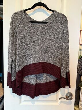 High-low black + white relaxed swing top. Navy + maroon narrow striped trim.